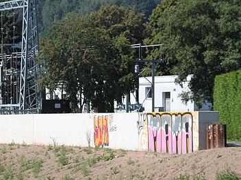 Die ersten Sprayer haben sich - unweit der Berliner Brücke - auf der Spundwand an der Flutmulde verewigt. Foto: Stephan Tiroch