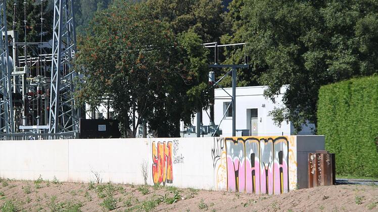 Die ersten Sprayer haben sich - unweit der Berliner Brücke - auf der Spundwand an der Flutmulde verewigt. Foto: Stephan Tiroch