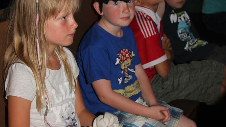 Fasziniert lauschten die Kinder dem Vortrag von Erich Schiffelholz vom Landesbund für Vogelschutz. Foto: Sonny Adam