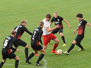 Umzingelt: Zu oft sah sich Fuchsstadts Stürmer Johannes Feser einer Schwebenrieder Übermacht gegenüber. Foto: ssp