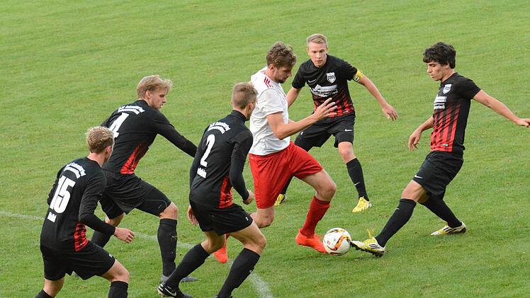 Umzingelt: Zu oft sah sich Fuchsstadts Stürmer Johannes Feser einer Schwebenrieder Übermacht gegenüber. Foto: ssp