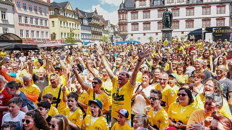 Gelb-schwarzer Freudentaumel auf dem Coburger Marktplatz nach dem Aufstieg des HSC 2000 Coburg in die stärkste Handball-Liga der WeltFoto: Archiv