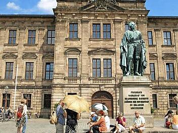Der Erlanger Schlossplatz mit Markgraf  Foto: ETM/Sabine Ismaier