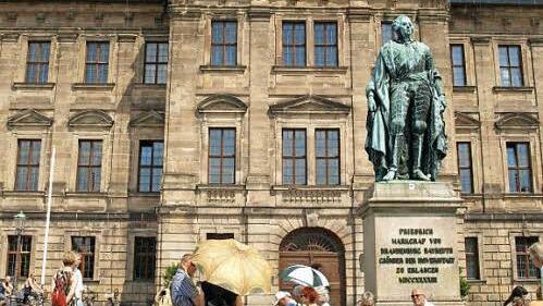 Der Erlanger Schlossplatz mit Markgraf  Foto: ETM/Sabine Ismaier