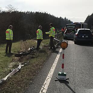 Schwerlastkran stürzt Böschung hinab - Fahrer verstirbt an der Unglücksstelle