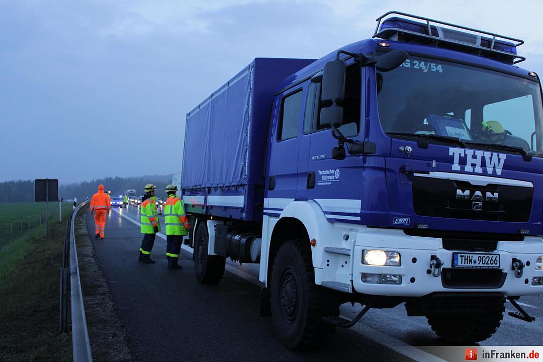 Starkregen sorgt für Abflug: Nissan schießt von Autobahn und landet drei Meter tiefer im Graben - Wagen überschlägt sich auf einer Strecke von 120 Metern mehrfach – Nissan bleibt völlig deformiert auf Wiese liegen – Fahrer eingeklemmt und schwerst verletzt – Polizei sucht nach Unfallzeugen