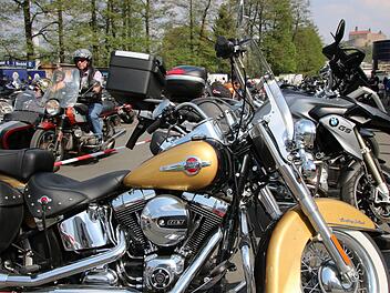 Die Frühsommersonne lacht, es gibt viel zu sehen und zu erleben: Schon am Samstag kamen Tausende Schaulustige und Motorradfans nach Kulmbach.