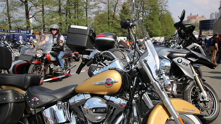 Die Frühsommersonne lacht, es gibt viel zu sehen und zu erleben: Schon am Samstag kamen Tausende Schaulustige und Motorradfans nach Kulmbach.