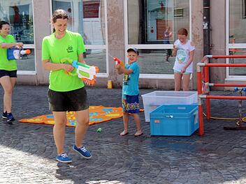 Die Herzogenauracher Ferienkinder lieferten sich mit den Betreuerinnen eine Wasserschlacht. Foto: Richard Sänger