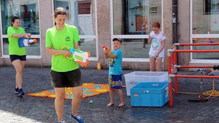 Die Herzogenauracher Ferienkinder lieferten sich mit den Betreuerinnen eine Wasserschlacht. Foto: Richard Sänger