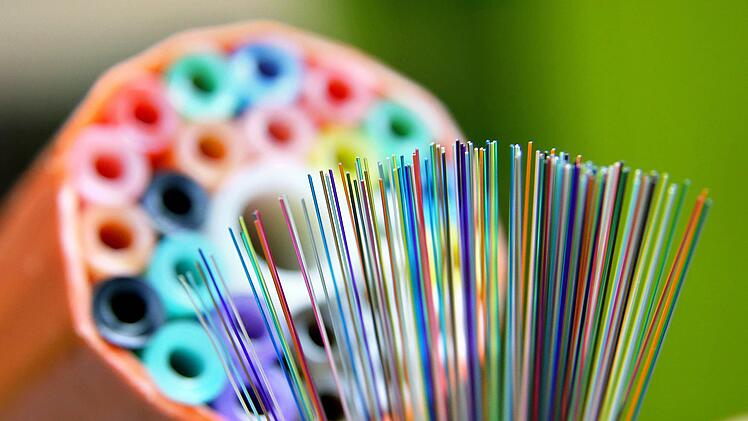 Ein Bündel aus Glasfaserkabeln vor einer sogenannten Speedpipe (Lehrrohr) für ein Glasfasernetzwerk. In Meeder sollen noch 1300 Häuser ans Netz angeschlossen werden.Jan Woitas, dpa