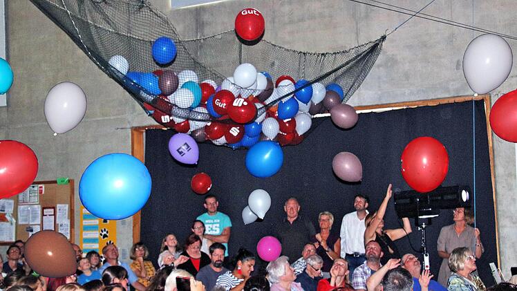 Ballons schwebten auf die Besucher herunter. Diese hatten die Aufgabe, sie  nicht auf den Boden fallen und auch nicht platzen zu lassen. Foto: Dieter  Britz