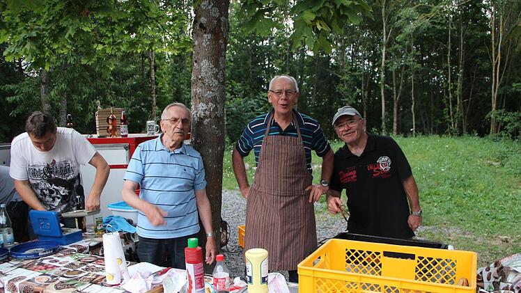 Die Helfer vom Imkerverein hatten viel zu tun beim Open Air und waren mit guter Laune bei der Arbeit.