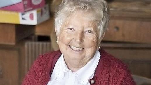 Lisbeth Baier flocht passend zum Kräutertag Kränze.