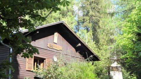 Die Arnoldhütte auf dem 515,7 Meter hohen Muppberg ist ein weit über die Grenzen Neustadts hinaus beliebtes Ausflugsziel. Foto: Dieter Seyfarth