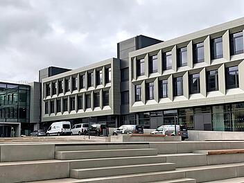 In der letzten Woche herrschte noch reges Kommen und Gehen der am Bau beteiligten Unternehmen jetzt sind die Bauarbeiten am Berufsbildungszentrum (BBZ) in Münnerstadt fertig, nach den Herbstferien startet der Betrieb.   Fotos: Anja Vorndran