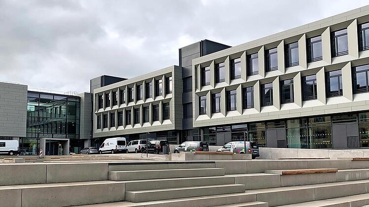 In der letzten Woche herrschte noch reges Kommen und Gehen der am Bau beteiligten Unternehmen jetzt sind die Bauarbeiten am Berufsbildungszentrum (BBZ) in Münnerstadt fertig, nach den Herbstferien startet der Betrieb.   Fotos: Anja Vorndran