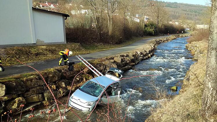 Die Einsatzkräfte der Feuerwehr verschafften sich beidseitig  über Steckleitern einen Zugang zum Verunglückten.