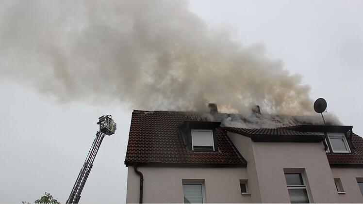 Cadolzburg: Blitzeinschlag in Einfamilienhaus - "Flammen schlugen aus Dach"