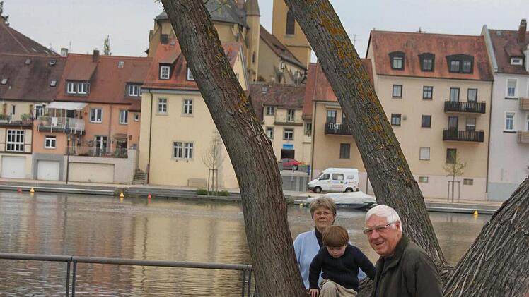Groß und Klein treffen sich am Stadtbalkon.