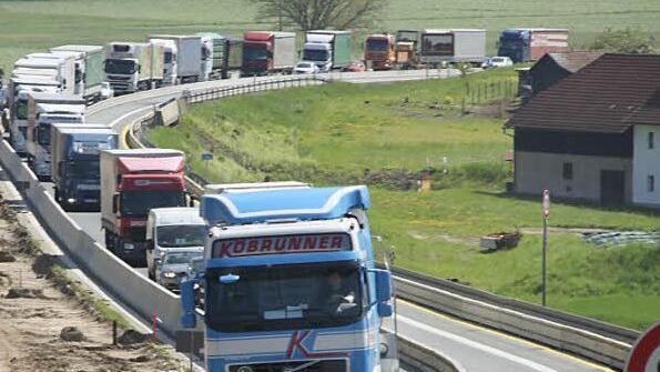 Die Fahrbahn in Richtung Bamberg war offen, doch auch da ging es oft nur im Schritttempo voran.