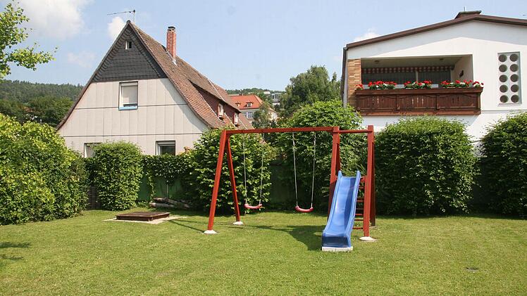 Der Spielplatz für die Kinder neben der Terrasse ist neu.