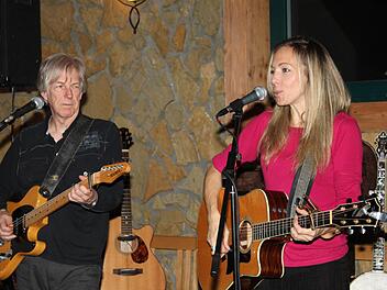 Melanie Dekker hatte mit David Sinclair einen außergewöhnlichen Gitarristen an ihrer Seite.. Foto: Roland Mayer