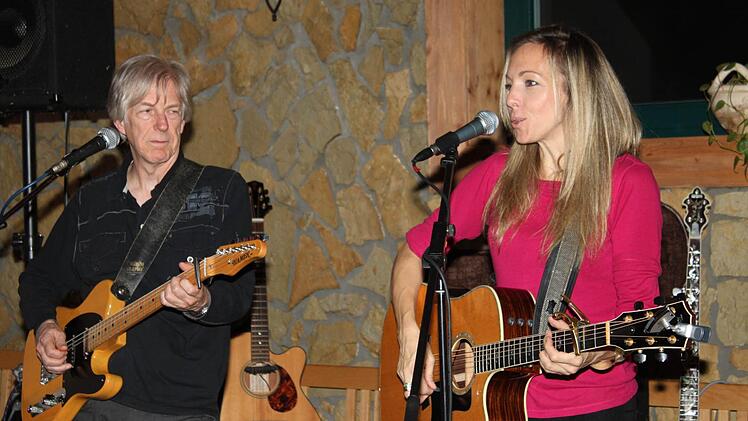 Melanie Dekker hatte mit David Sinclair einen außergewöhnlichen Gitarristen an ihrer Seite.. Foto: Roland Mayer