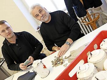 Assistent Anton Schell und BRK-Kreisgeschäftsführer Klaus Otto (von links) beim Auszählen der Sammelbüchsen. Sie hatten in den vergangenen zwei Wochen viel zu tun - es kamen sensationell viele Spenden für die Philippinenhilfe zusammen.  Foto: Matthias Hoch