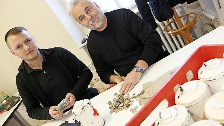 Assistent Anton Schell und BRK-Kreisgeschäftsführer Klaus Otto (von links) beim Auszählen der Sammelbüchsen. Sie hatten in den vergangenen zwei Wochen viel zu tun - es kamen sensationell viele Spenden für die Philippinenhilfe zusammen.  Foto: Matthias Hoch