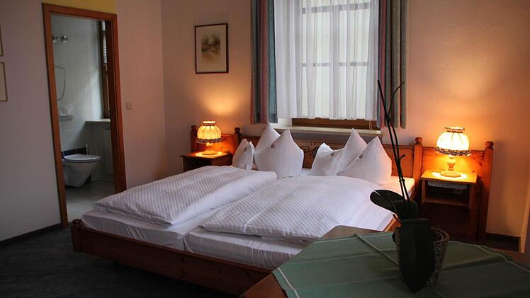 Aus diesem Zimmer blickt der Gast direkt auf den Marktplatz. Foto: Ulrike Müller