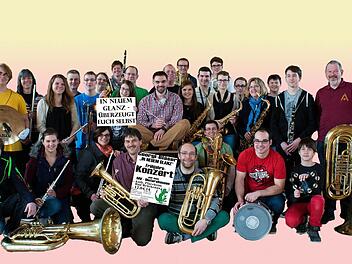 Die aktuelle Kapelle der Bad Brückenauer Georgi-Bläser präsentiert sich in ganz legerer Aufstellung. Foto: Thomas Dill