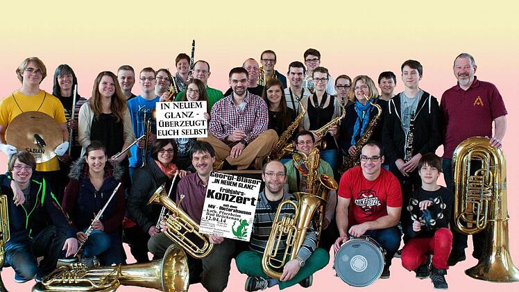 Die aktuelle Kapelle der Bad Brückenauer Georgi-Bläser präsentiert sich in ganz legerer Aufstellung. Foto: Thomas Dill