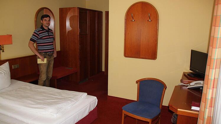 Marco Rödiger in einem der Gästezimmer, die von Grund auf saniert und neu möbliert werden.  Fotos: Matthias Einwag
