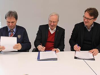 Die FWO wird nun auch für die technische Betriebsführung bei der Wasserversorgung in der Kerngemeinde Steinbach am Wald zuständig sein. Am Donnerstag wurde der Vertrag unterzeichnet (von links): Bürgermeister Klaus Löffler, Heinz Köhler, Vorsitzender der FWO, und der Geschäftsführer der FWO, Markus Rauh.  Foto: Veronika Schadeck