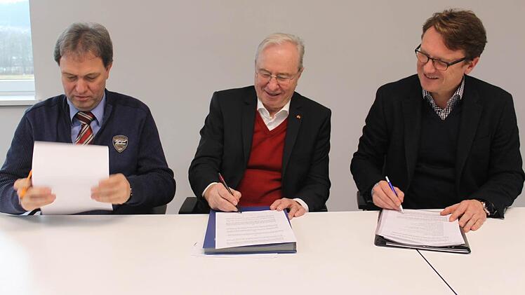 Die FWO wird nun auch für die technische Betriebsführung bei der Wasserversorgung in der Kerngemeinde Steinbach am Wald zuständig sein. Am Donnerstag wurde der Vertrag unterzeichnet (von links): Bürgermeister Klaus Löffler, Heinz Köhler, Vorsitzender der FWO, und der Geschäftsführer der FWO, Markus Rauh.  Foto: Veronika Schadeck