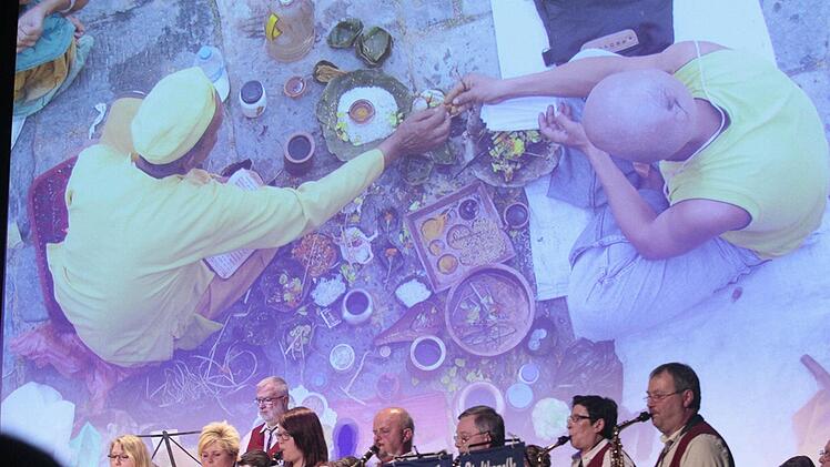 Während der Musikeinlagen (hier die Stadtkapelle Kulmbach) flimmerten Fotos aus Nepal über die Leinwand Foto: Jochen Nützel
