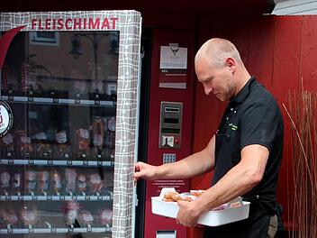 Metzgermeister Jürgen Fleischmann befüllt seinen "Fleischimat" mit neuer Ware.  Foto: Johanna Blum