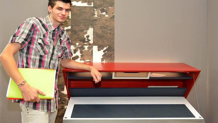 "Red Keily" nennt Patrick Heisler sein Gesellenstück, eine witzige Komposition eines keilartigen Möbels das zwei Nutzungsvarianten vereint. So kann der Benutzer es sowohl stehend, wie auch davor sitzend mit geöffneter Türklappe nutzen. "Rattenscharf kommt die Buche, in witziger Verleimung 'rot getaucht mit weißer Klappe' daher", so Patrick Heisler in der Beschreibung seines Gesellenstückes.  Foto: Peter Rauch