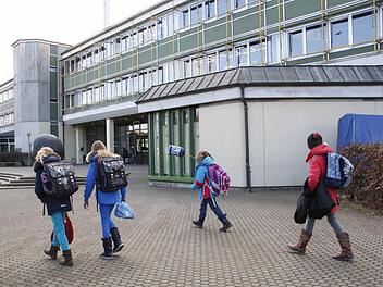 Das Ehrenbürg-Gymnasium Forchheim wird seit April 2014 saniert. Foto: Josef Hofbauer