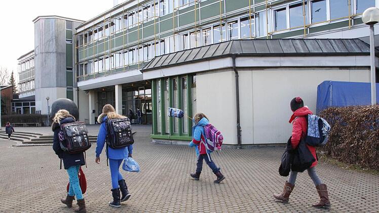 Das Ehrenbürg-Gymnasium Forchheim wird seit April 2014 saniert. Foto: Josef Hofbauer