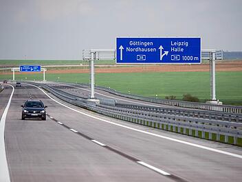 Autos fahren am 29.04.2013 über die Autobahn A71 zwischen dem Autobahnkreuz Südharz (A 38) in Sachsen-Anhalt und der Anschlussstelle Heldrungen in Thüringen. Foto: Jens Schlueter/dpa