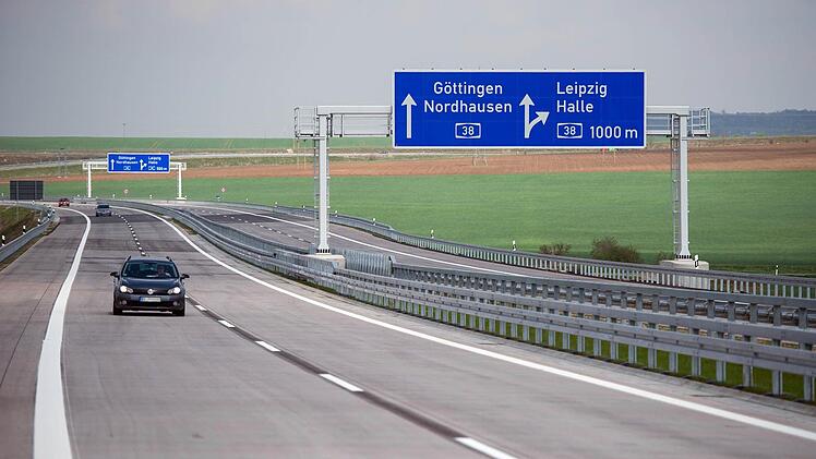 Autos fahren am 29.04.2013 über die Autobahn A71 zwischen dem Autobahnkreuz Südharz (A 38) in Sachsen-Anhalt und der Anschlussstelle Heldrungen in Thüringen. Foto: Jens Schlueter/dpa
