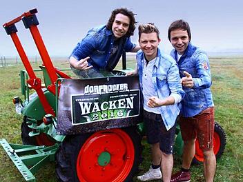 Nein, das ist nicht der Dienstwagen für die Fahrt nach Wacken: Markus, Tobias und Philipp Thomann rühren schon einmal die Werbetrommel für den neuesten Clou der "Dorfrocker": Die Band aus dem Steigerwald spielt beim weltgrößten Heavy-Metal-Festival. Foto: Dorfrocker