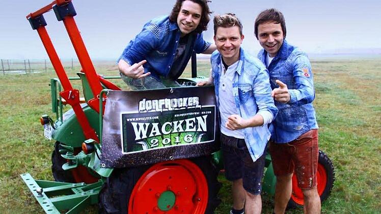 Nein, das ist nicht der Dienstwagen für die Fahrt nach Wacken: Markus, Tobias und Philipp Thomann rühren schon einmal die Werbetrommel für den neuesten Clou der "Dorfrocker": Die Band aus dem Steigerwald spielt beim weltgrößten Heavy-Metal-Festival. Foto: Dorfrocker