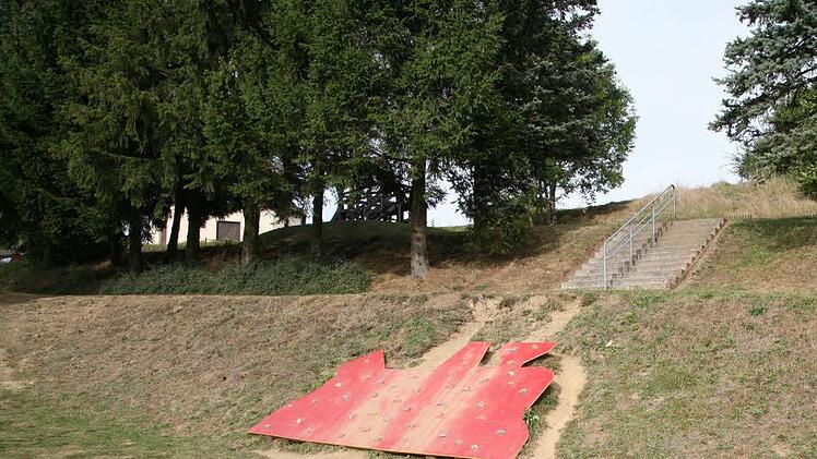Unbrauchbar liegt die ehemalige Kletterwand nun auf dem auch nicht mehr vorhandenen Rasen. Foto: Klaus Klaschka