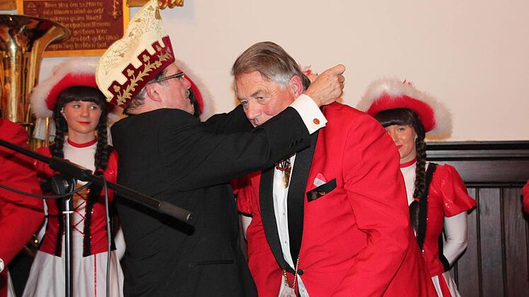 Benno Friedel zeichnete Heinz Schmidt aus.  Foto: Friedwald Schedel