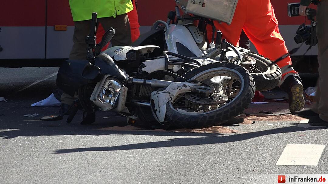 Tödlicher Unfall in Nürnberg: Motorrad kollidiert mit Linienbus