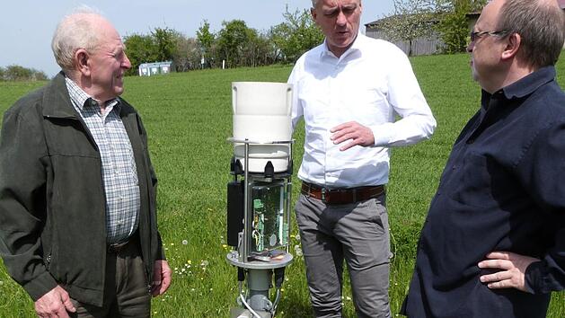 Zu den Voraussetzungen für die Übernahme der verantwortungsvollen Tätigkeit als Wetterbeobachter gehört auch ein geeignetes Grundstück, auf dem die Messgeräte aufgestellt werden können. Im Bild (von links) Hans Schwarz sowie Torben Lüttschwager und Frank Sievers von der Regionalen Messnetzgruppe Foto: Werner Reißaus