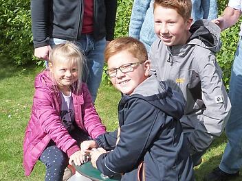 Die Kinder testeten gleich das neue Spielgerät.  Foto: Werner Reißaus